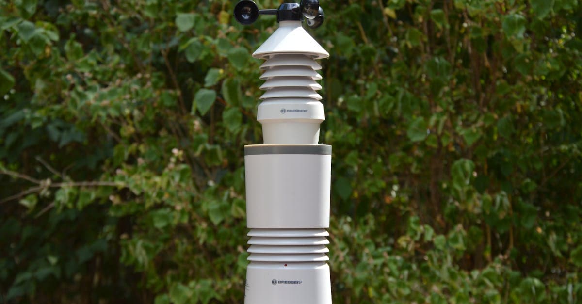 Digital twin visualization showing a virtual factory model alongside real manufacturing equipment